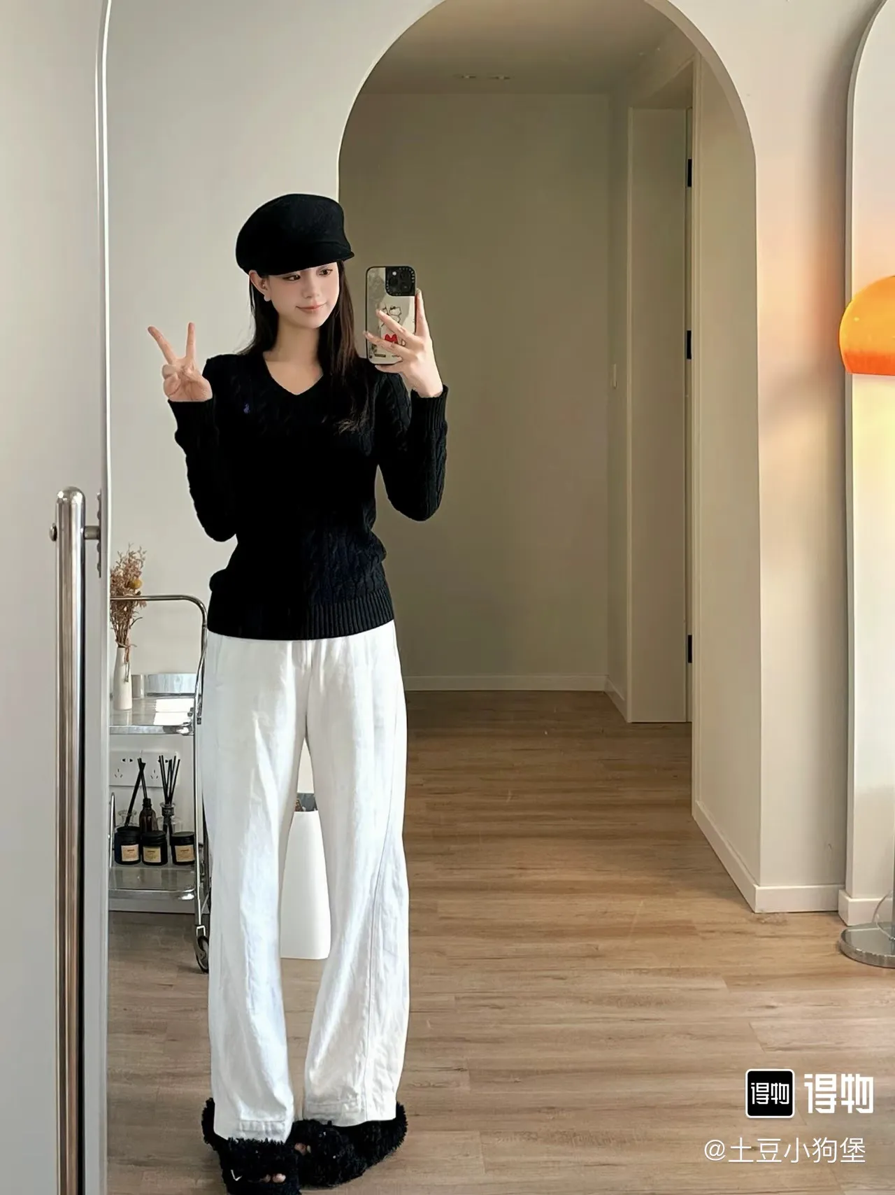 🅿️220 Style number: L04 (black) Ralph Lauren RL classic war horse logo embroidered cable pattern twist button V-neck knitted sweater on the chest, same style for men and women, 9 colors Color: beige, navy, black, chick yellow, sky blue, khaki, red, gray, purple Size: XSSML M Shoulder Width 36 Clothes Length 58 Bust 44 L Shoulder Width 37 Clothes Length 60 Bust 46 Soft and glutinous🧶🫶The style is a very classic cable sweater American retro college style Perfect hand comfort. It is a must-have item for spring, autumn and winter wardrobes. It looks great when worn alone or layered as an inner wear. High-density LOGO embroidery on the chest, and original customization of tag accessories. Made of pure cotton yarn 🧶 blended with wool, pure cotton is skin-friendly and comfortable, small label war horse embroidered twist turtleneck sweater 🐎 high quality. Follow the blogger to learn how to wear it! Let’s get a Ralph Lauren cable sweater. It’s a super hard-to-find series after it became popular. It’s hard to find one on the official website. It’s simple and practical to wear, with a lazy and loose feel. The thickened fabric has a more texture, soft and delicate feel, and a loose fit. Whether worn alone or layered, you can wear different styles of fashion with just one piece. ⚠️Contains wool products🦙 Pay attention to the washing method to avoid shrinkage